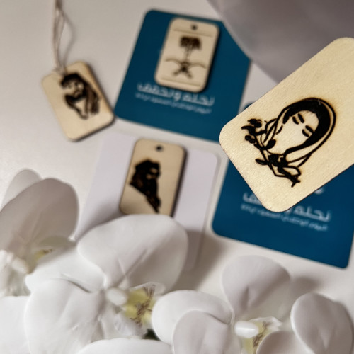 تعليقه خشبية مع ثيم اليوم الوطني