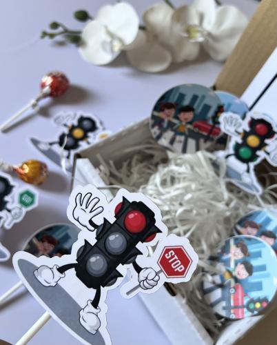 توزيعات يوم المرور مع حلاوه مصاص للاطغال