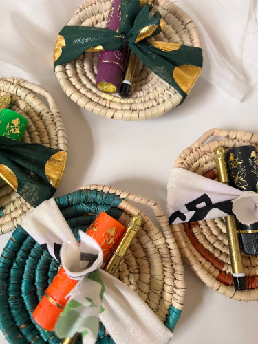 توزيعات خوص كحل وروج سحري