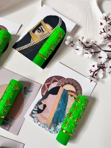 ثيم شعبي مع روج سحري بالاسم