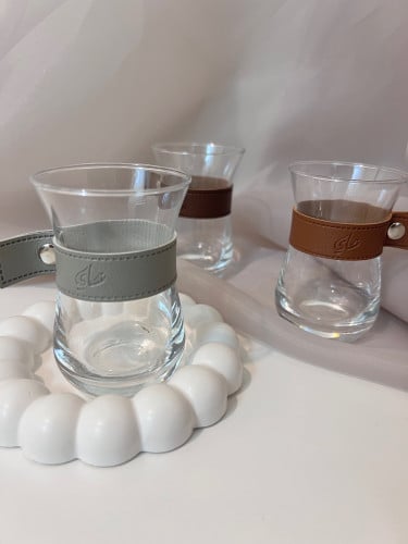 كاسات مع ممسك جلد بعبارة