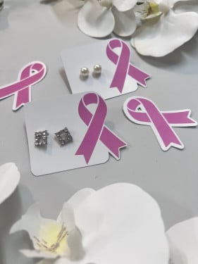 ثيم التوعية بسرطان الثدي مع حلق