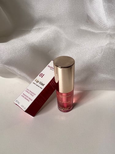 مرطب مع مورد شفايف