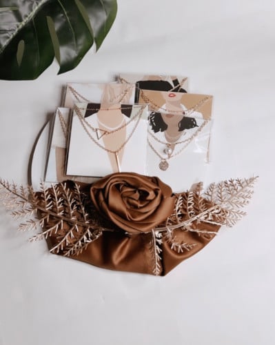 استاند خشبي ابيض مزين بقماش