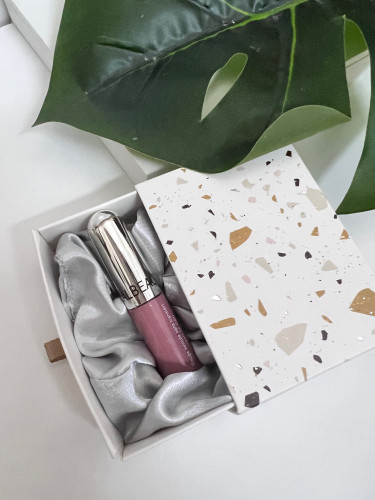 صندوق توزيعات روج مع ربطة شعر