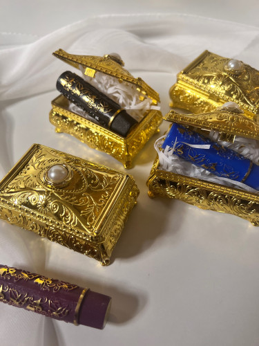 صندوق توزيعات ذهبي مع روج سحري