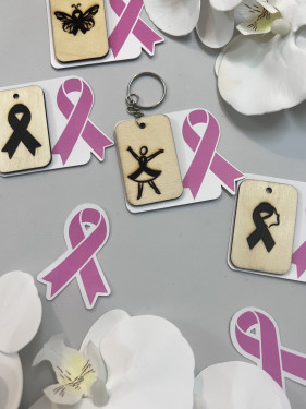 تعليقه خشبية مع ثيم اكتوبر الوردي