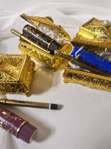 صندوق توزيعات ذهبي مع كحل وروج