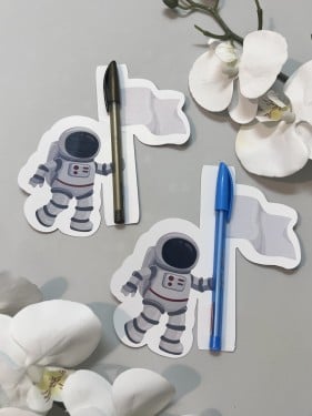 ثيم اليوم العالمي للفضاء مع قلم