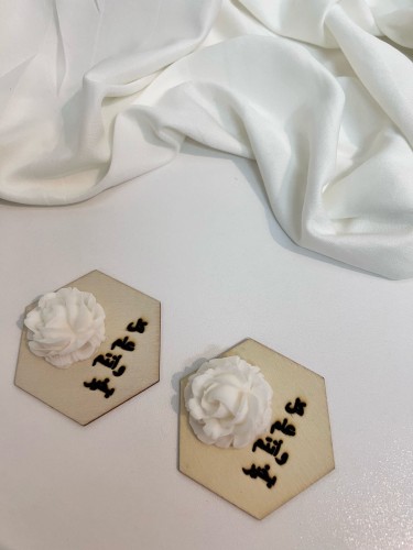 صابون مع قاعده خشبيه مع عبارة