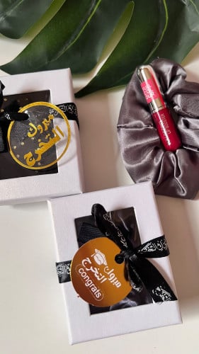 صندوق توزيعات روج مع ربطة شعر