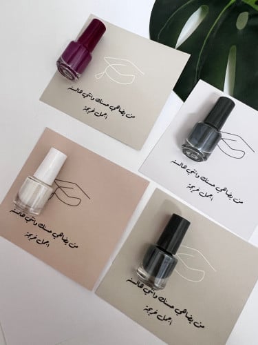 ثيم قبعة تخرج مع مناكير بالاسم