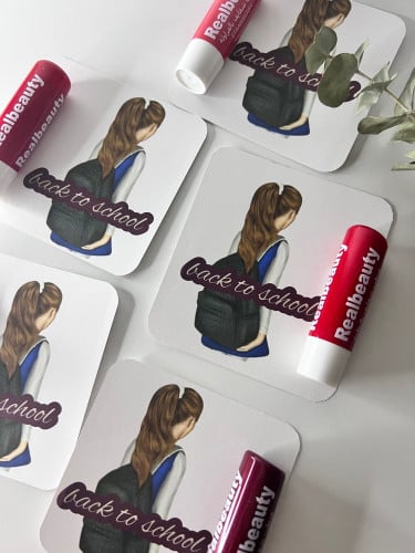 ثيم العودة الى المدرسه  مع مرطب شفايف