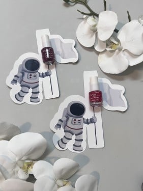 ثيم الفضاء مع مناكير