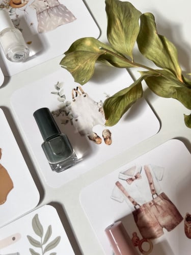 ثيم  مواليد مع مناكير بالاسم