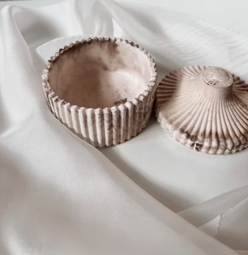 قالب بغطاء  فارغ