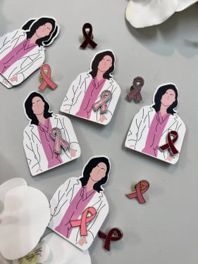 ثيم  مع بروش الوقاية من سرطان الثدي