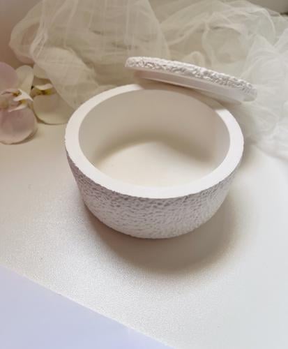 قالب نيزكي فارغ مع غطاء