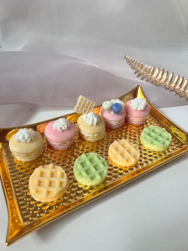 شمع  مع قاعده ذهبيه