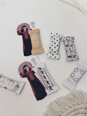 توزيعات ثيم مع شوكلاته او علك