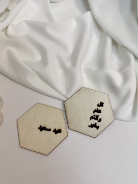 قاعده خشبيه مع عبارة