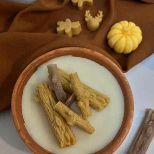 شمعة فخار مع حطب