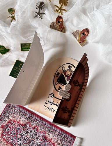 توزيعات ثيم يوم التاسيس مع بروش