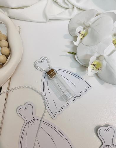 توزيعات ثيم فستان مع زجاجة فارغة