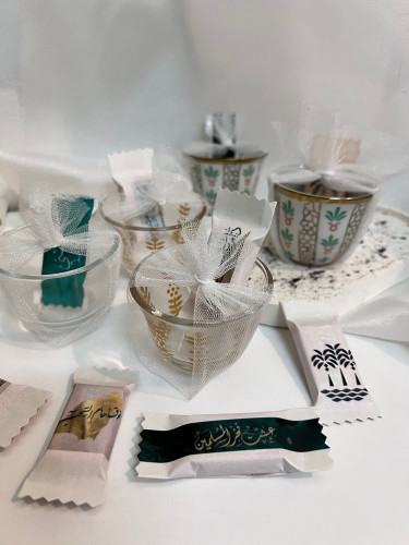 فنجان مع شوكلاته او علك ثيم يوم العلم السعودي