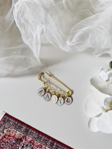 بروش مشبك الاسم تصميم حسب الطلب