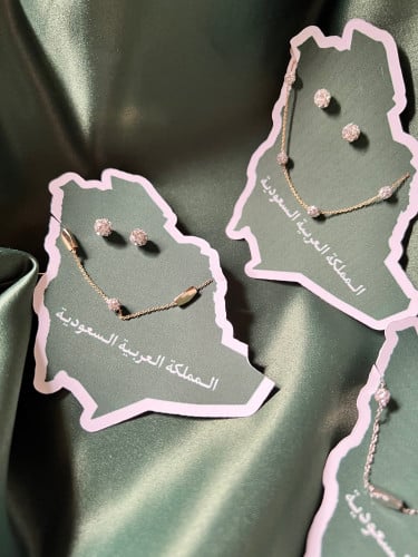 سلسال وحلق مع ثيم خريطة المملكة