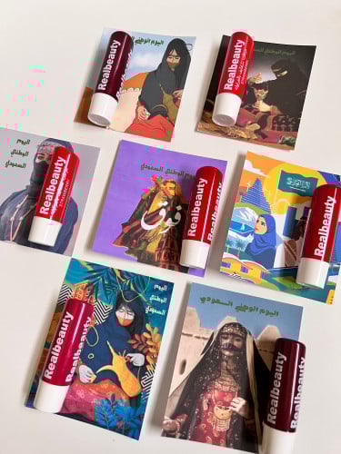 ثيم اليوم الوطني مع مرطب شفايف