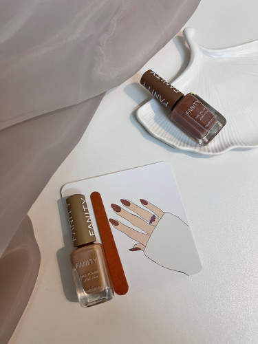 ثيم مع مناكير ومبرد