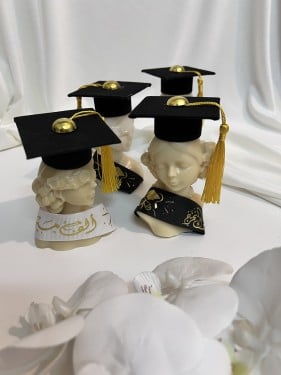 شمع معطرة مع قبعه تخرج