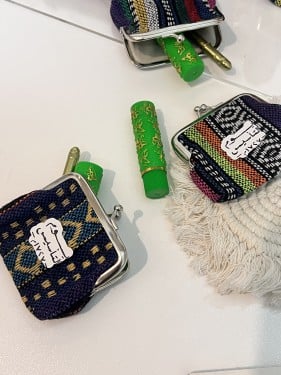 توزيعات يوم التأسيس شنطة مع روج وكحل