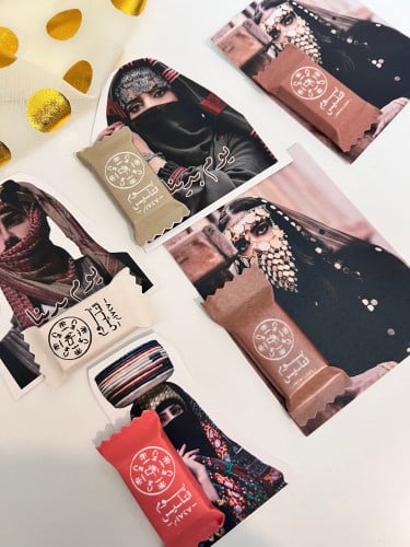 ثيم مع شوكلاته او علك