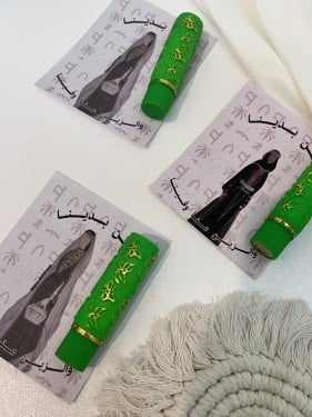 ثيم الزي الشعبي يوم التاسيس مع روج سحري