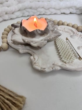 قالب مع شمعة