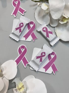 توزيعات ثيم اكتوبر الوردي مع علك