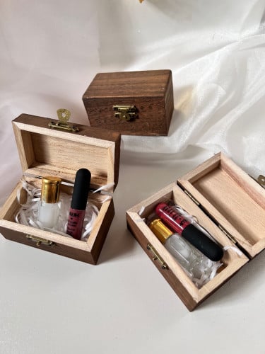 صندوق خشبي مع روج وتوله
