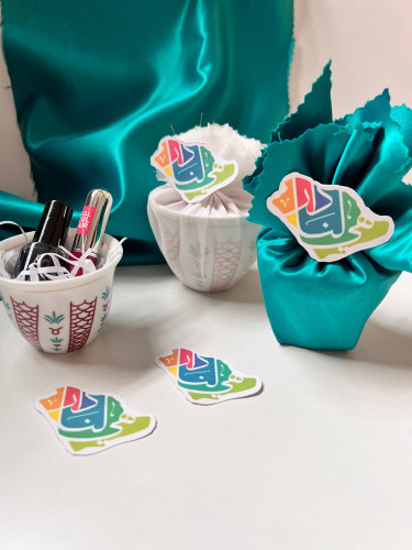 توزيعات فنجان مع روج ومناكير