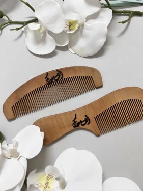 مشط خشبي بالاسم