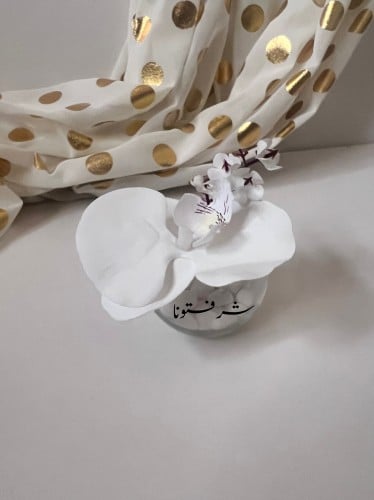 فازة طاولة مع عباره بالاسم