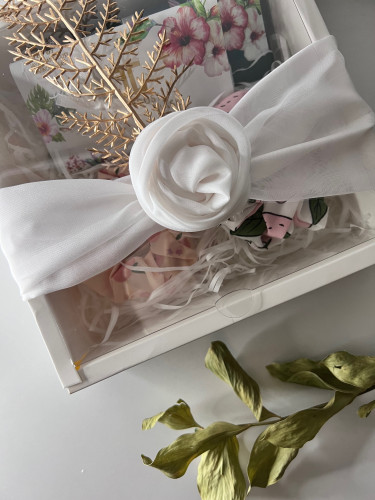 صندوق ابيض بغطاء شفاف فارغ مزين بقماش