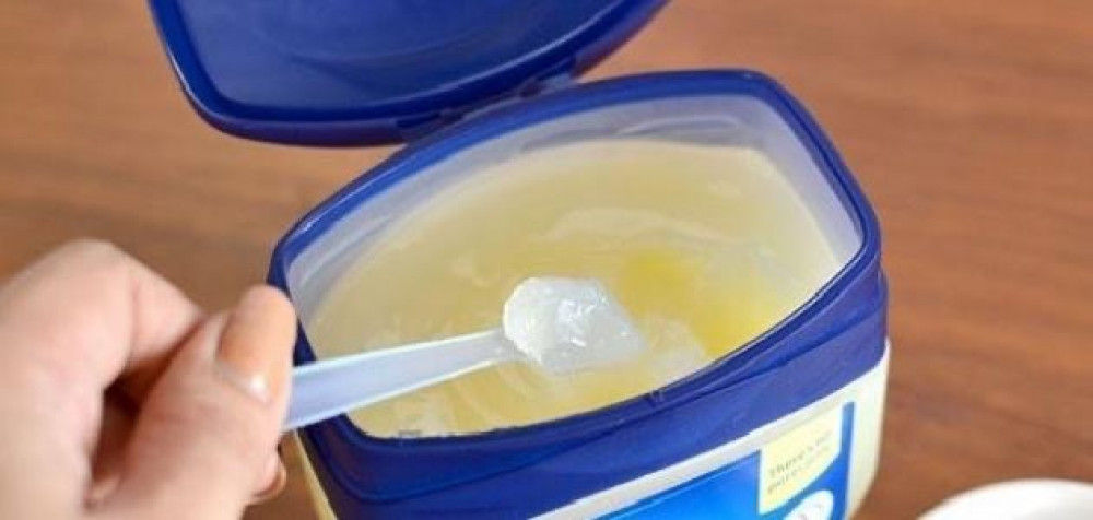 مقشر ومرطب للشفاه