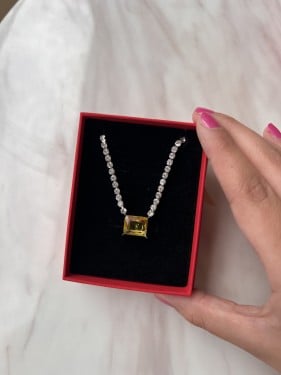 عقد كرستال شوارفيسكي ناعم مع كرستال عسلي شكل مستطي...