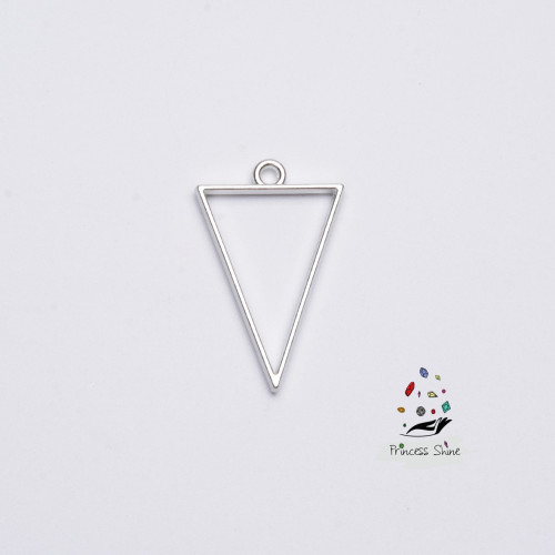 150 - تعليقة شكل مثلث لون فضي