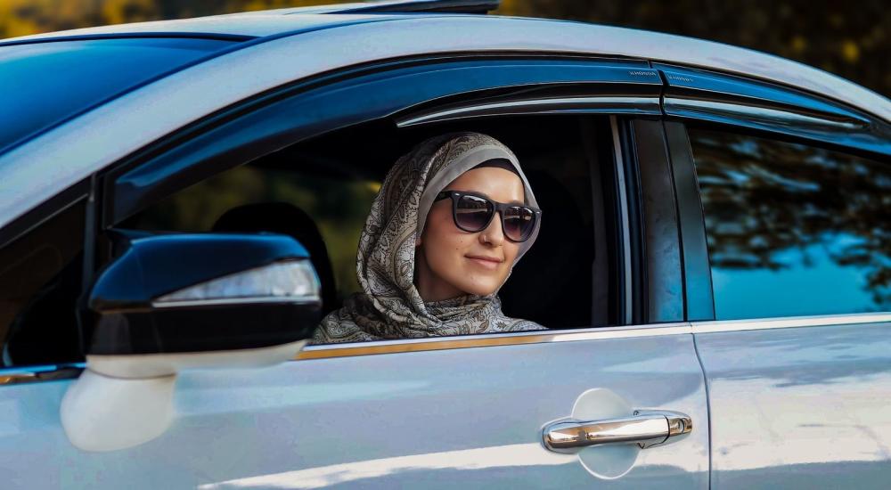 كيف تختار نظارة شمسية مناسبة للقيادة في السعودية؟