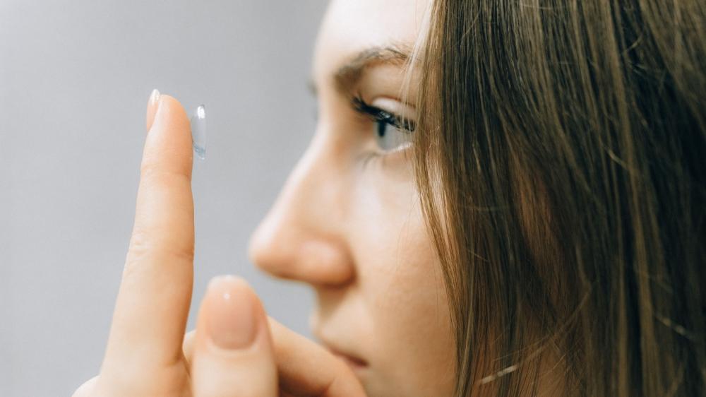 أول مرة تلبسين عدسات لاصقة؟ دليل اللبس والعناية خطوة بخطوة
