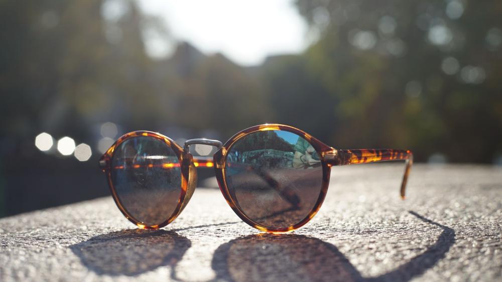 ما معنى Polarized؟ ومتى تحتاج نظارة شمسية مستقطبة فعلاً